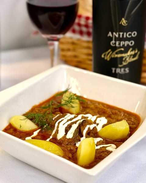 Szegediner Gulasch mit tournierten Kartoffeln und Sauerrahm