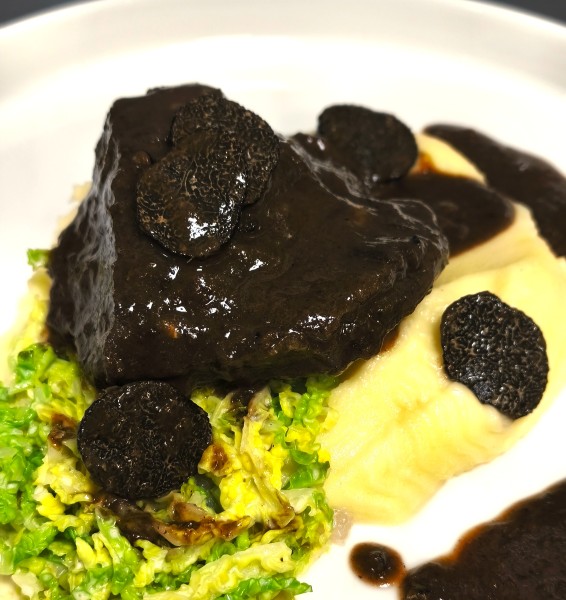 Geschmorte Ochsenbacken mit Périgord Trüffel , Kartoffelmoussline und Rahmwirsing