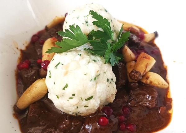 Wagyu Rinderragout mit Kräuterseitlingen, Semmelknödel und kalt gerührte Preiselbeeren