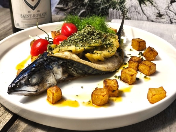Makrele mit Fenchel-Tomatenbarigoule und pommes carrées