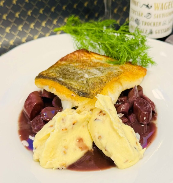 Skreifilet gebraten auf geschmorten Rotwein-Schwarzwurzeln und Pastinakenpüree