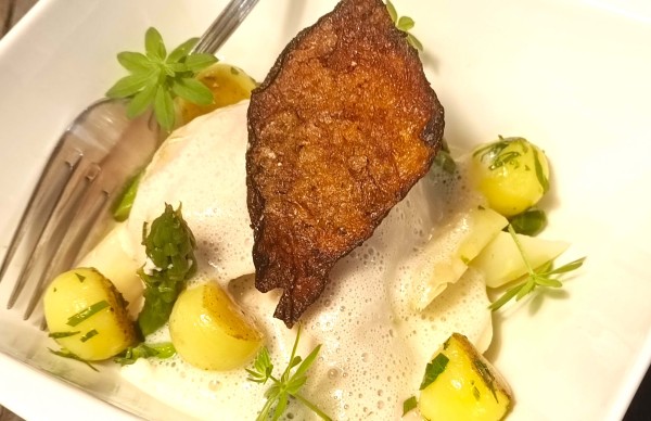 Modernes Spargel-Frikassee mit neuen Kartoffeln